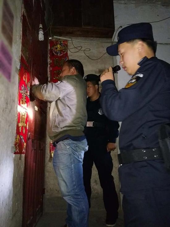 温州粗心妈妈误将幼女锁家中 